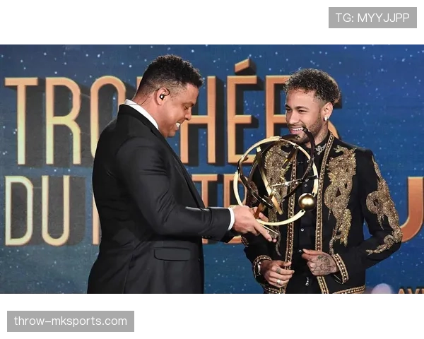 内马尔荣膺法甲最佳球员,闪耀赛场再创辉煌 内马尔荣膺法甲最佳球员,闪耀赛场再创辉煌