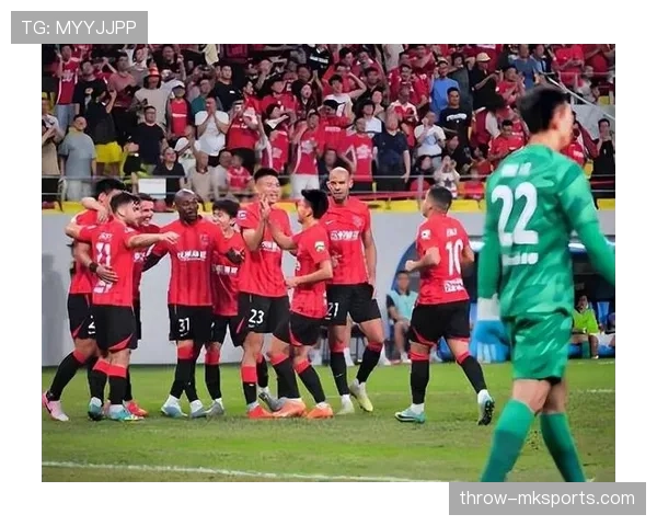 张琳芃在恒大时期表现稳健,助力球队多次夺得中超与亚冠冠军 张琳芃在恒大时期表现稳健,助力球队多次夺得中超与亚冠冠军