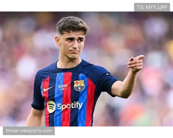 德容与加维对比分析：年轻中场的技术特点与战术角色差异