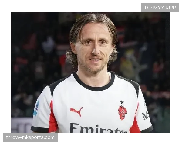 德容与莫德里奇的中场核心之争：组织能力与节奏控制的关键差异